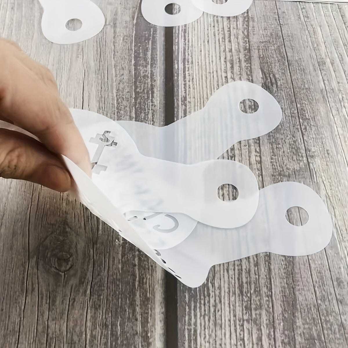 20 ta qahva shablonlari to'plami ijodiy ko'pik dizaynlari, tort bezaklari va kapuchino san'ati uchun - kukunli elak asbobi bilan birga, elektr energiyasiz foydalanish oson, mustahkam plastikdan tayyorlangan.