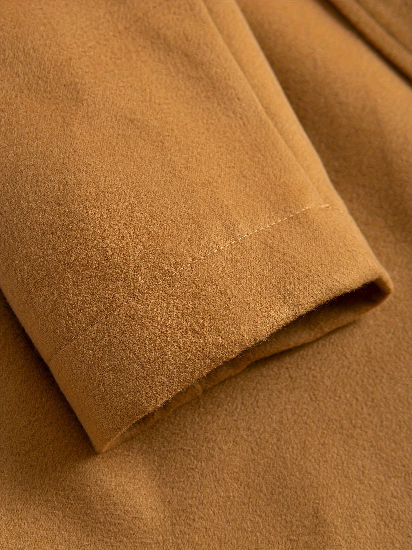 Erkaklar uchun klassik flis blazer, notch yaka, qiyshiq cho'ntaklar bilan, kuz/qish mavsumida tasodifiy va biznes kiyimlari uchun ideal. Teriga do'st, mustahkam material.