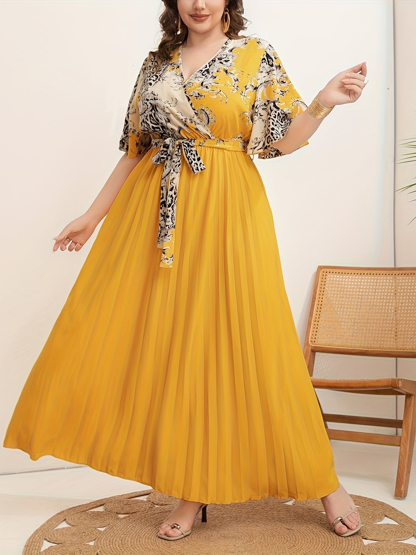 Vestido de mujer con escote en V y patrón de Oriente Medio elegante