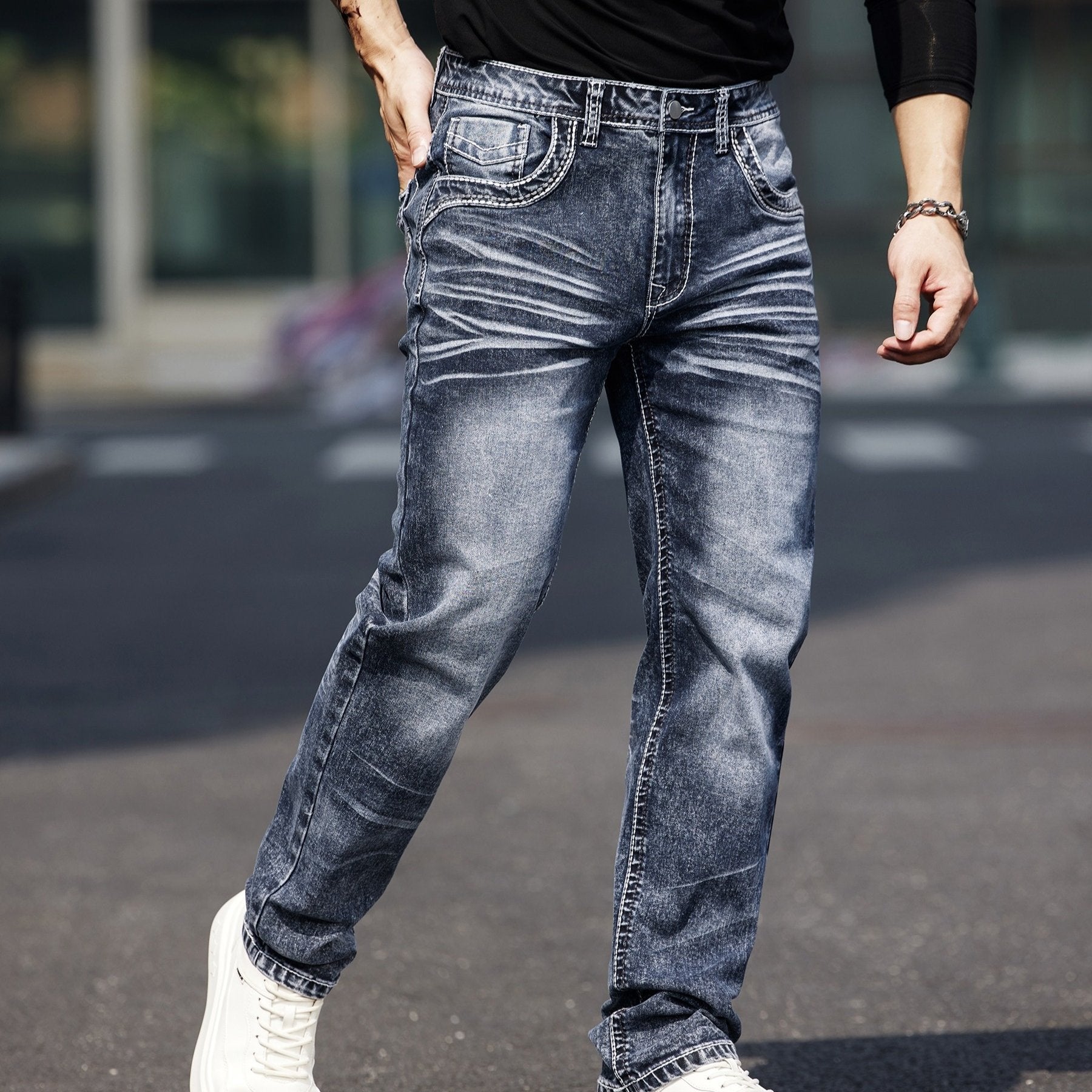 Erkaklar uchun vintage uslubidagi tikuvli elastik jinsilar, parchalar bilan bezatilgan - tor kesim, o'rtacha balandlik, mashinada yuvish mumkin