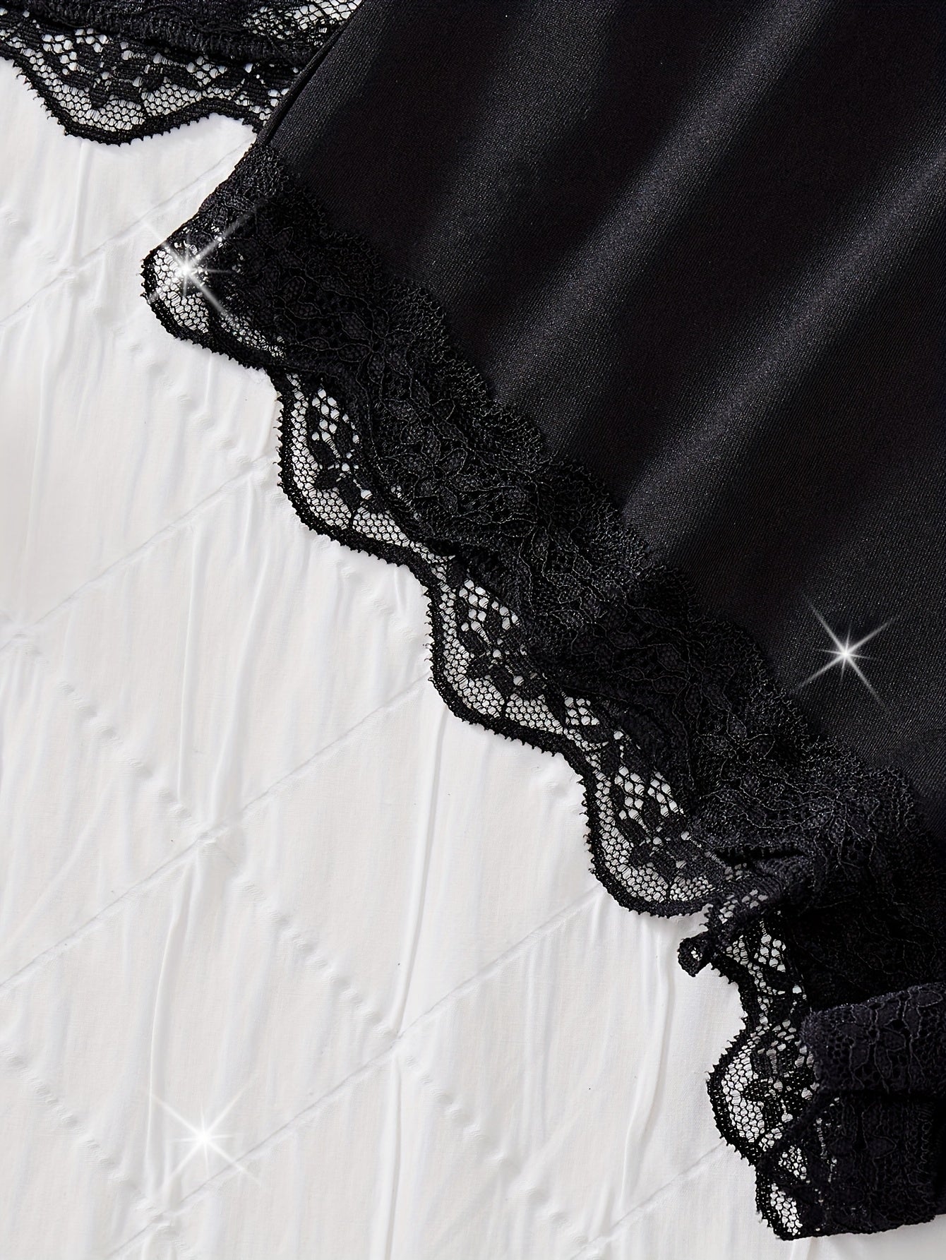 Ayollar uchun dantel pijama to'plami, sozlanadigan halter tepa va yuqori beldagi boyshortlar bilan. 96% polyester va 4% elastan dan tayyorlangan sexy trikotaj mato. O'rta darajada qo'llab-quvvatlaydi va 160gsm og'irlikka ega.