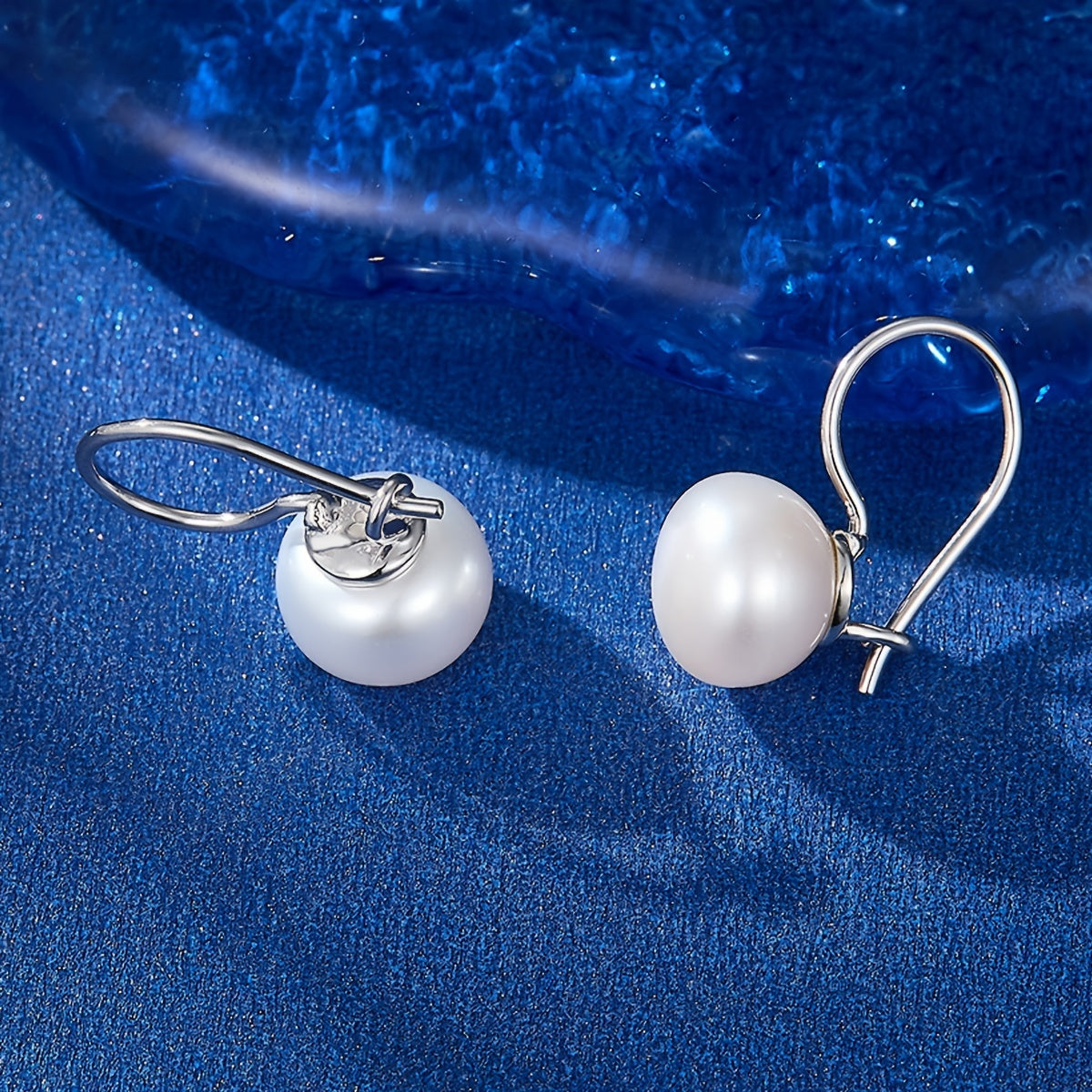 Ushbu S925 sterling kumush marjonlar tabiiy shirin suv marjonlari bilan ayollar uchun nozik va nafis sovg'adir. 2 gramm og'irlikda bo'lib, ular oddiy, lekin retro dizayni bilan har kuni kiyish uchun mukammaldir.