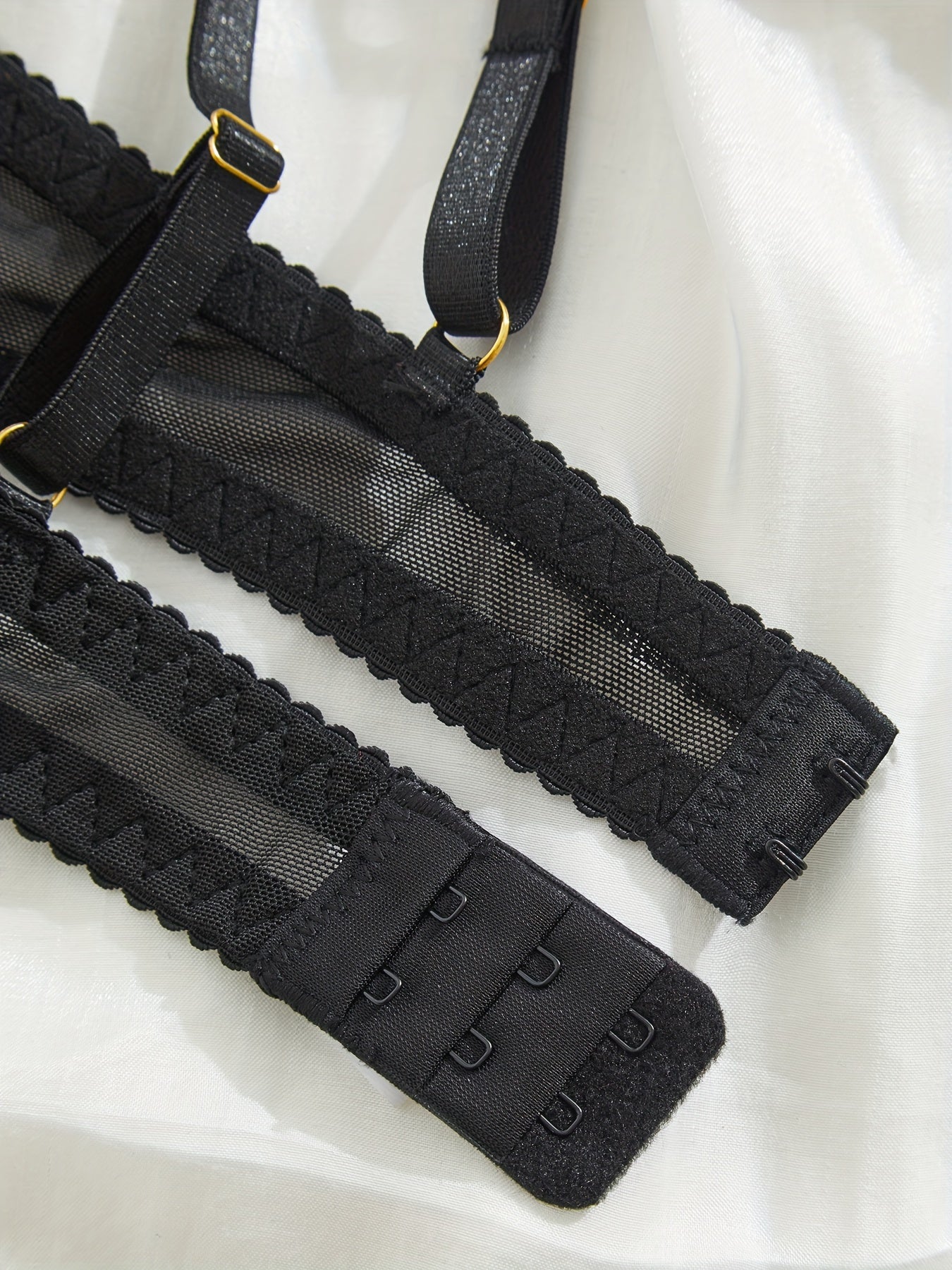 Ayollar uchun dantel ichki kiyim to'plami, ochiq qorinli shortiklar bilan.