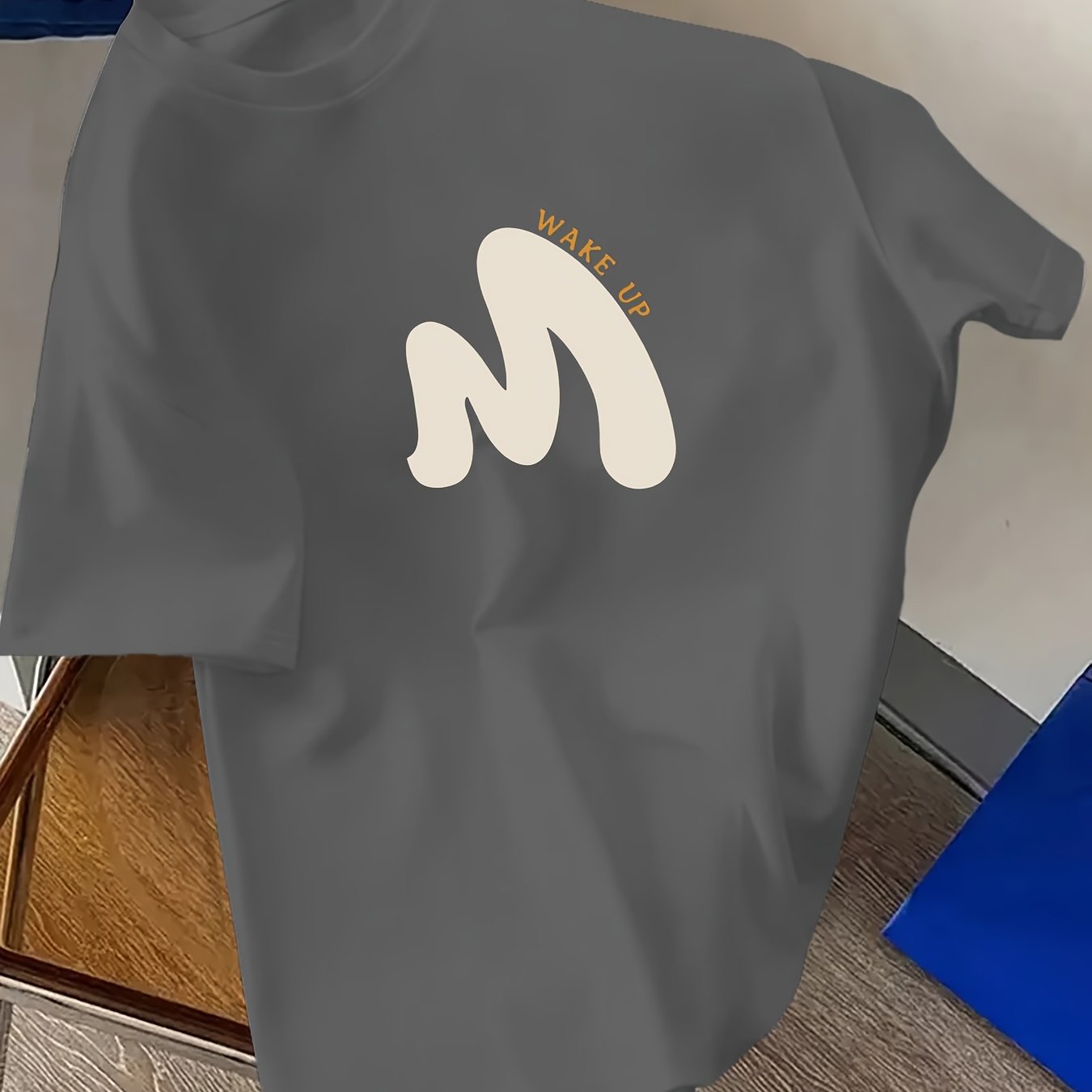 MBDMBD erkaklar uchun grafik futbolkasi "WAKE UP" dizayniga ega. Havo o'tkazuvchi polyester aralashmasidan tayyorlangan, mashinada yuvish mumkin. Yozgi ko'cha kiyimlari uchun ideal bo'lib, noyob M print dizayniga ega.