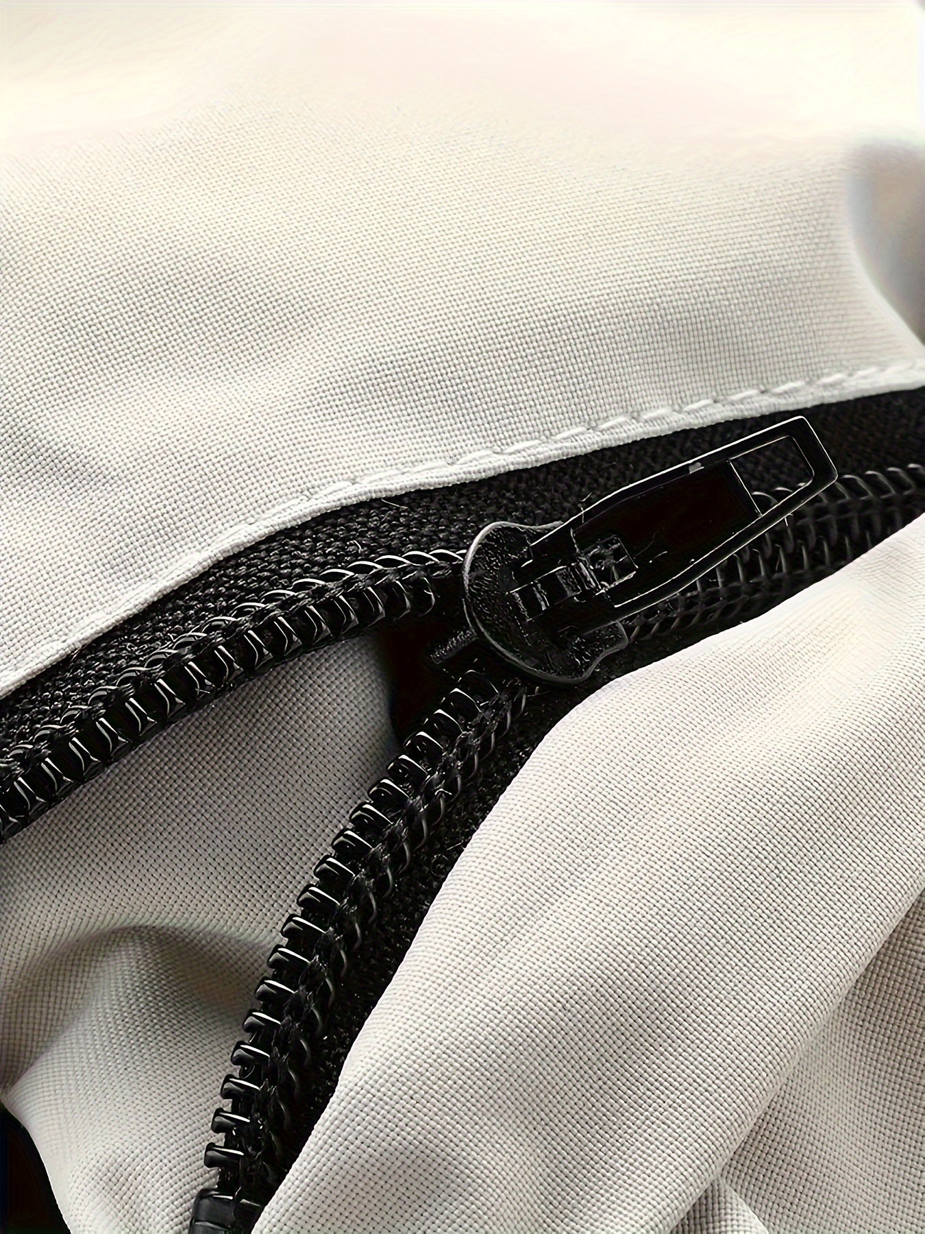 Yoz va kuzda ochiq havoda faoliyatlar uchun bir nechta cho'ntaklari bo'lgan kapuchonli yumshoq qoplama kurtka.