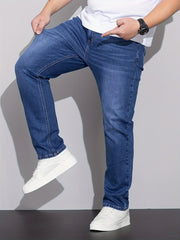 Erkaklar uchun plussiz denim jinsi shimlar, qulay cho'zilish bilan to'g'ri oyoq shimlar, 65% paxta, 33.7% poliester va 1.3% spandeksdan tayyorlangan mustahkam rangli yuvilgan asosiy kiyimlar. 370g/m² to'qilgan mato xususiyatlariga ega.