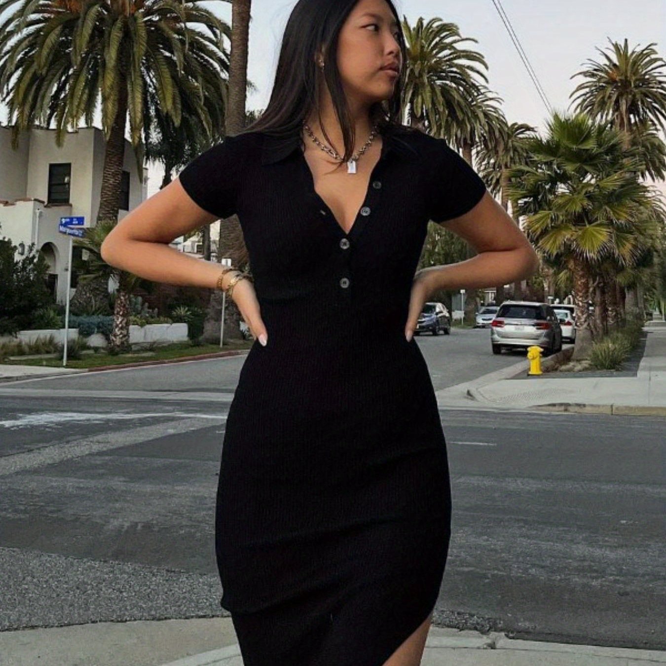 Chic ayollar uchun tugmachali bo'yinli ko'ylak, qisqa yeng, ribbed to'qima, yon yirtilish - yoz uchun ideal