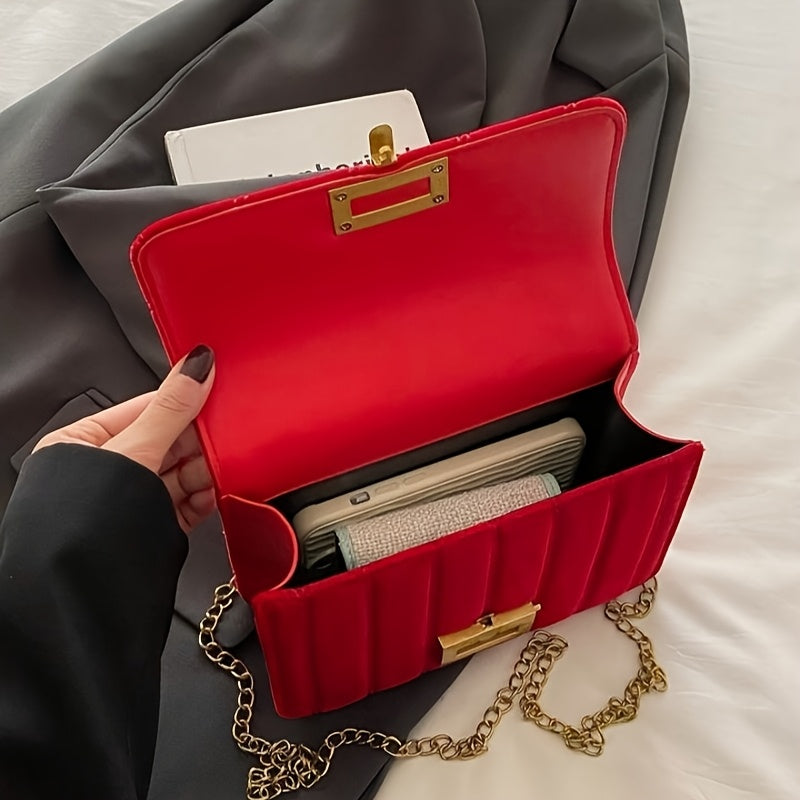 Элегантная стеганая бархатная сумка на плечо для женщин с цепочным ремешком и замком с поворотом. Модный аксессуар с текстурированным дизайном однотонного цвета и подкладкой из полиэстера.