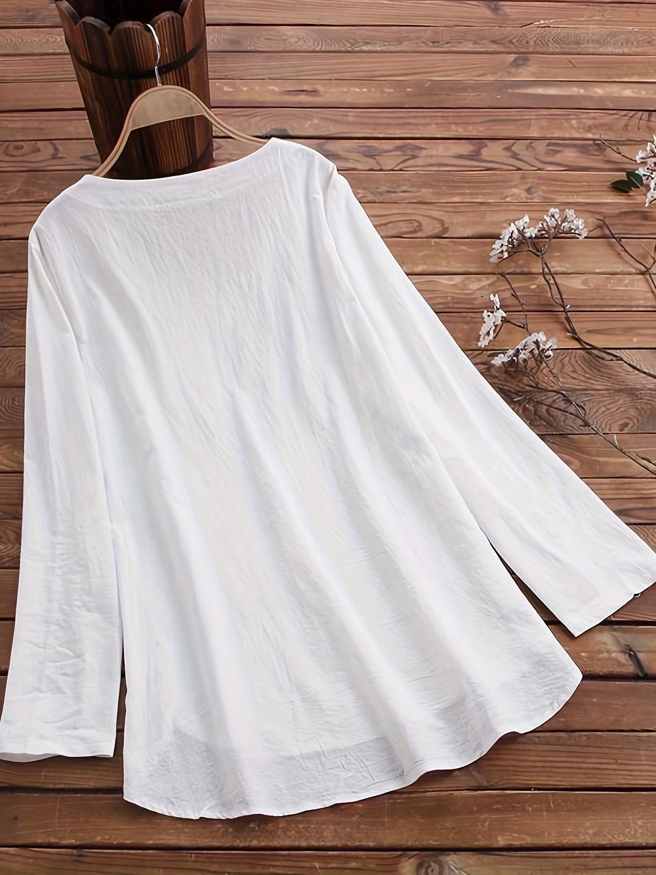 Tengiz ko'k dandelion print bluzka, V-shakl, uzun yenglar, qirrali pastki qismi va tugma aksentlari bilan. Polyester aralashmasidan tayyorlangan va mashinada yuvish uchun mos. Katta o'lchamdagi ayollar uchun ideal.