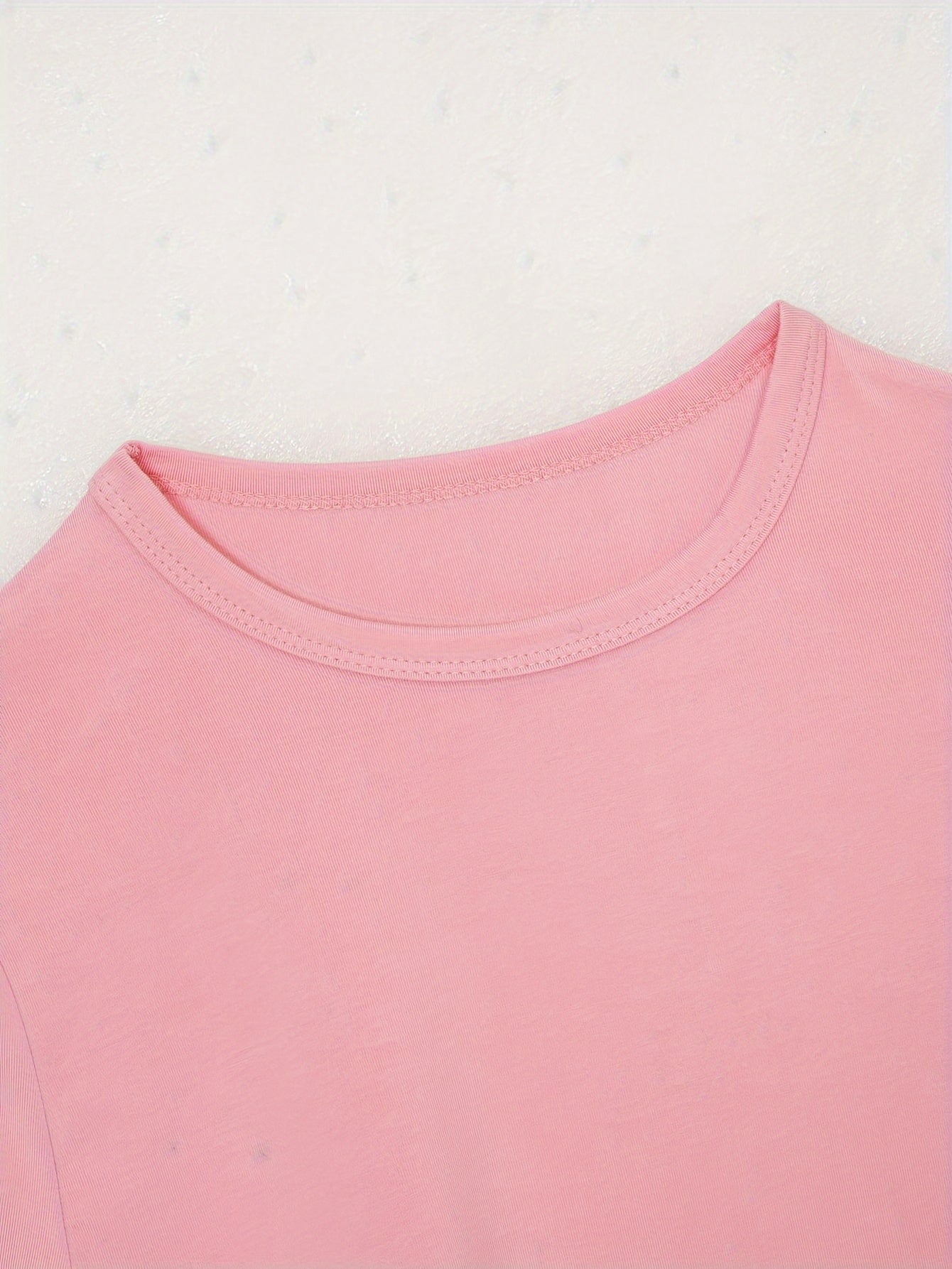 Qisqa yengli krujka bo'yinli, yig'ilgan shimlar bilan ayollar uchun dam olish kiyimlari to'plami