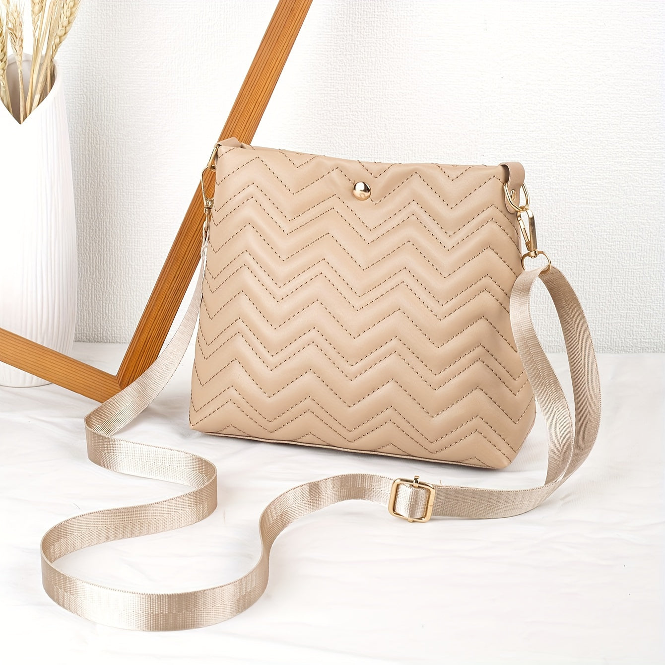 Стильная стеганая сумка через плечо с регулируемым ремнем, украшенная искусственными жемчужинами, и с узором в елочку в цветах хаки, белом, розовом, черном и винтажном стилях с магнитной застежкой.