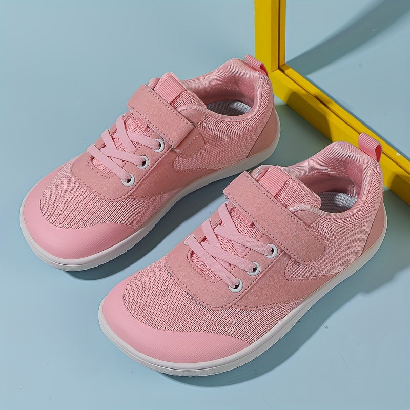 Unisex bolalar uchun moda krossovkalari - Har mavsumga mos keladigan preppy uslubi. Moslashuvchan tasma va nafas oladigan to'r mato ustki qismi, kauchuk taglik bilan ta'minlangan.