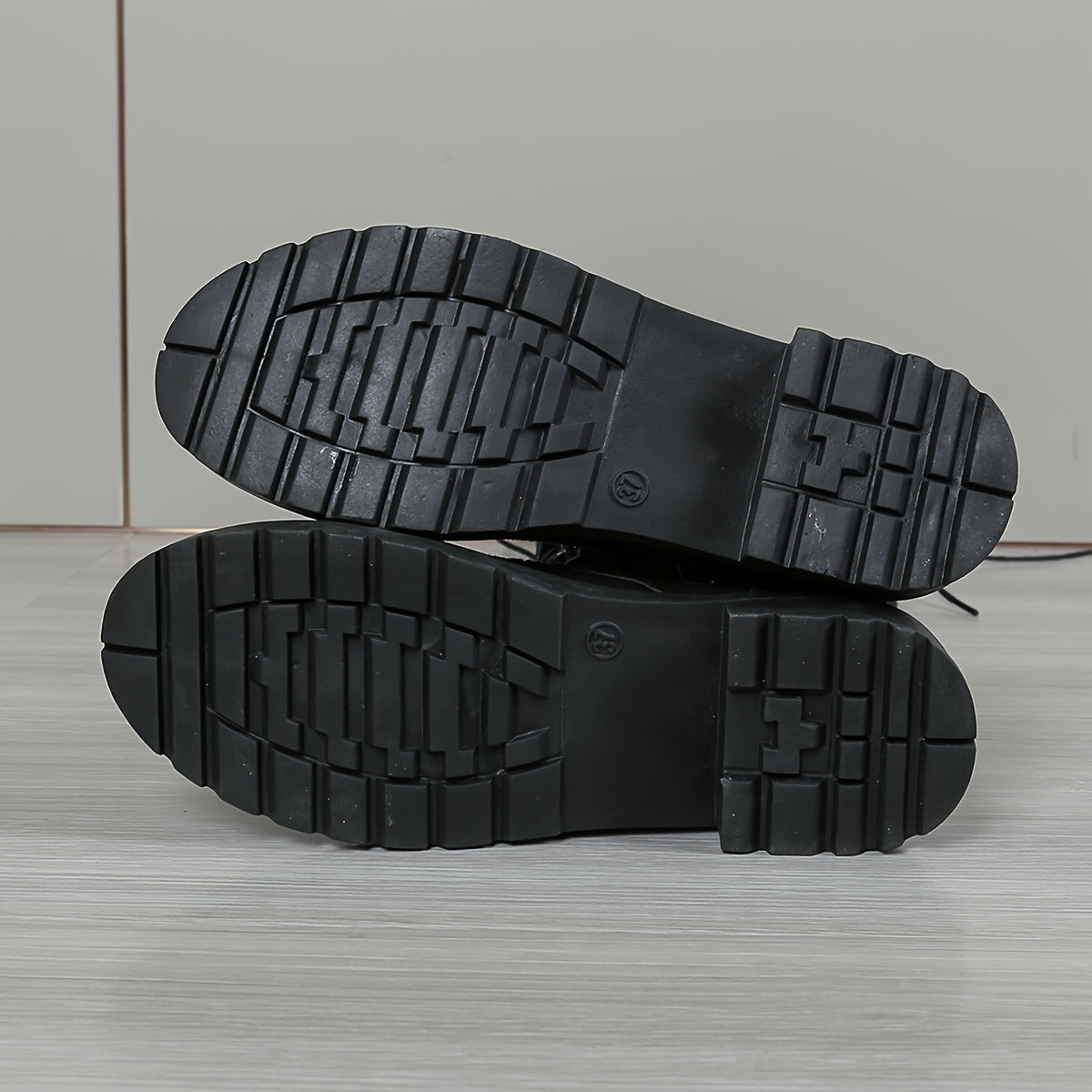 Ayollar uchun qora o'rta uzunlikdagi qoq-qoq botlar, lacing, zip, qalin poyabzal, dumaloq barmoqli