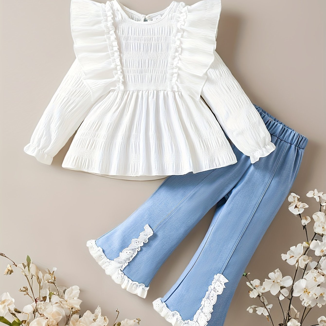 Qizlar uchun 2 qismli kuz to'plami, qirralari qiyshiq ko'ylak va dantel tafsilotli denim shimlar, bir rangda. Polyesterdan tayyorlangan, oddiy moslikda, to'qilgan mato. Kichik bolalar uchun ochiq havoda kiyish uchun mos.