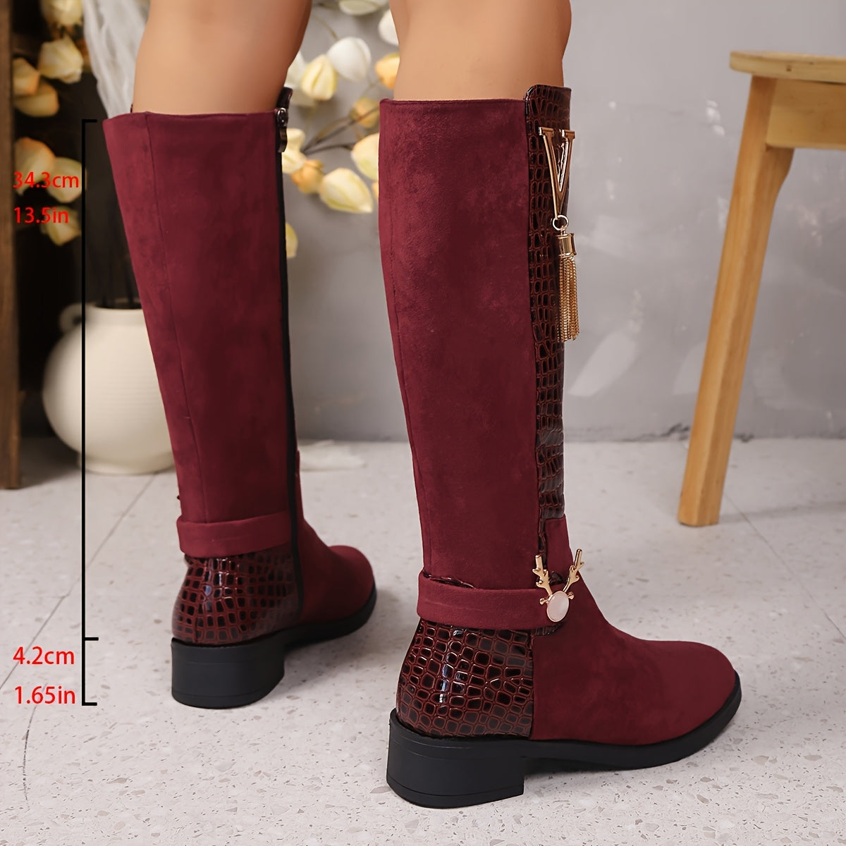 Ayollar uchun Burgundy yuqori bo‘yi sun’iy poyabzal, oltin V-zanjirli blok poyafzal bilan