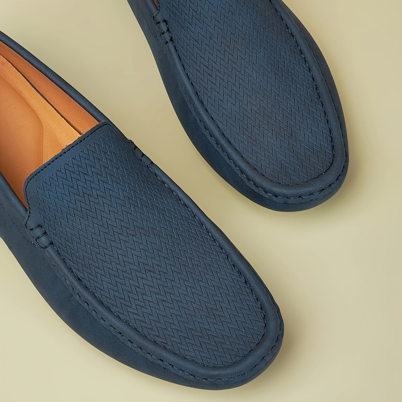 Erkaklar uchun ko'k rangli slip-on loaferlar: qulay, sirpanmaydigan, mustahkam tasodifiy poyabzal, ochiq havoda faoliyatlar, biznes tasodifiy va uchrashuvlar uchun. Har mavsumda kiyish uchun mos va har kuni qulaylik ta'minlaydi.