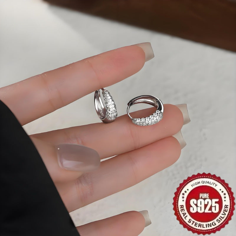 S925 sterling kumushdan yasalgan, sintetik zirkoniya bilan bezatilgan, ijodiy geometrik dizayndagi bir juft taqinchoq, har kuni kiyish yoki ziyofatlar uchun mukammal.