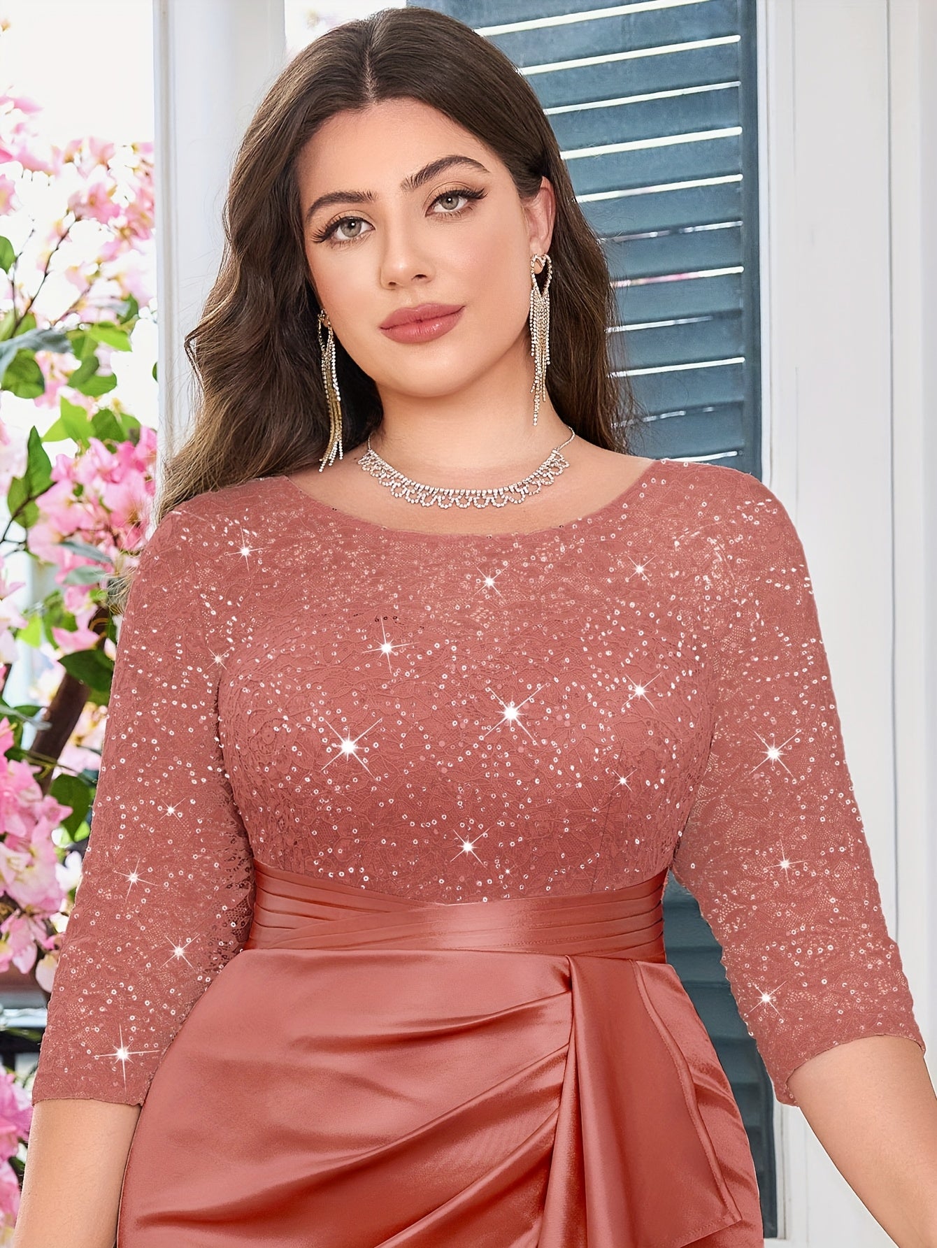 Vestido largo de noche elegante para mujer de talla grande con satén, encaje y dobladillo con volantes