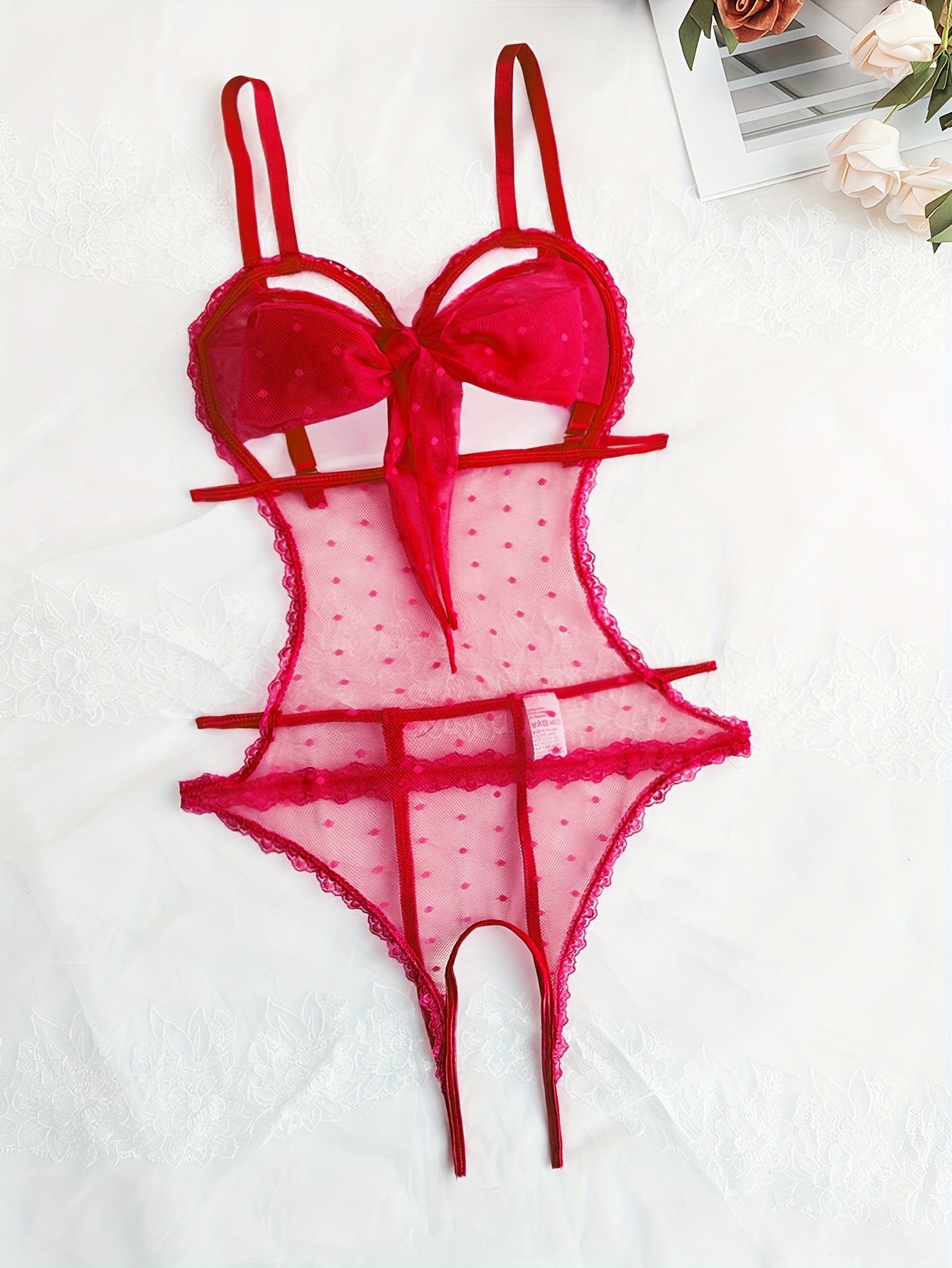 Teshikli, shaffof, old qismida tasma va bog'ich detali bo'lgan dantel patchwork bodysuit.