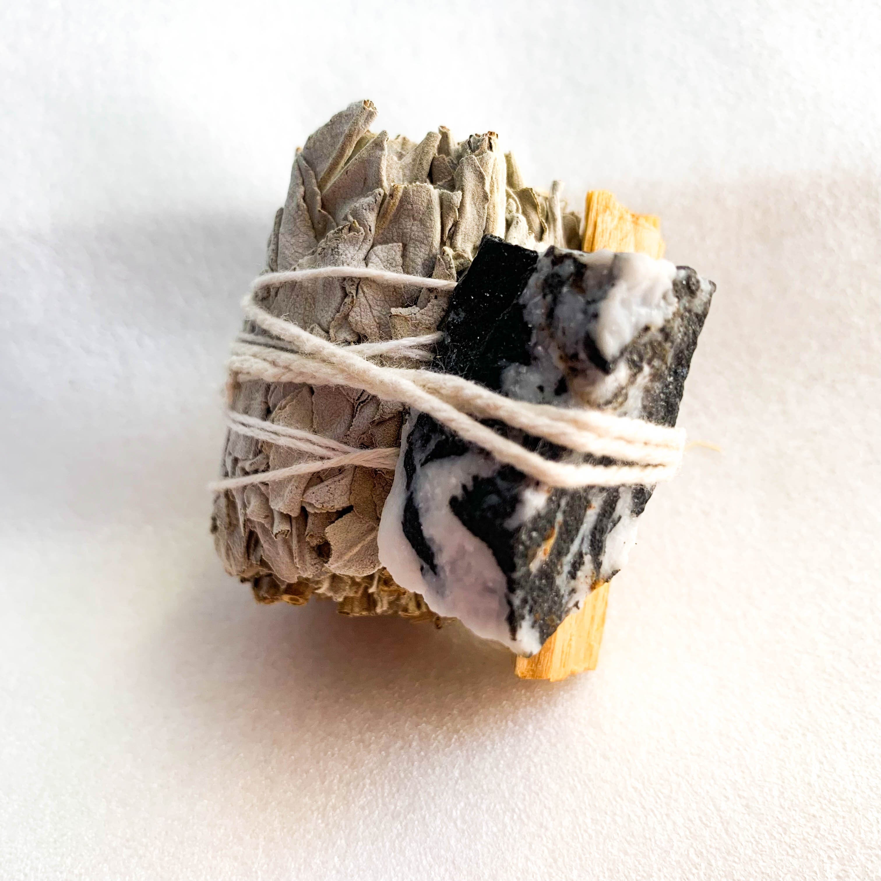 Conjunto de varita de limpieza energética de cristal de roca natural con varita de amatista, selenita y salvia blanca