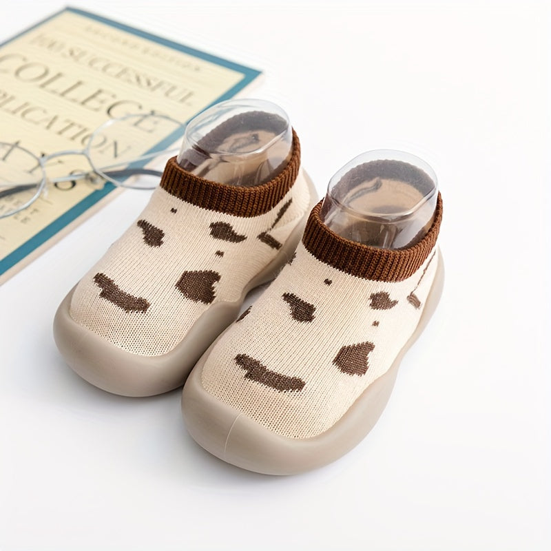 Bolalar uchun karton yuruvchi paypoqlar, rezina taglik bilan, ko'k va sariq chiziqli naqshda, kichik bolalar va maktabgacha yoshdagi bolalar uchun qulay.