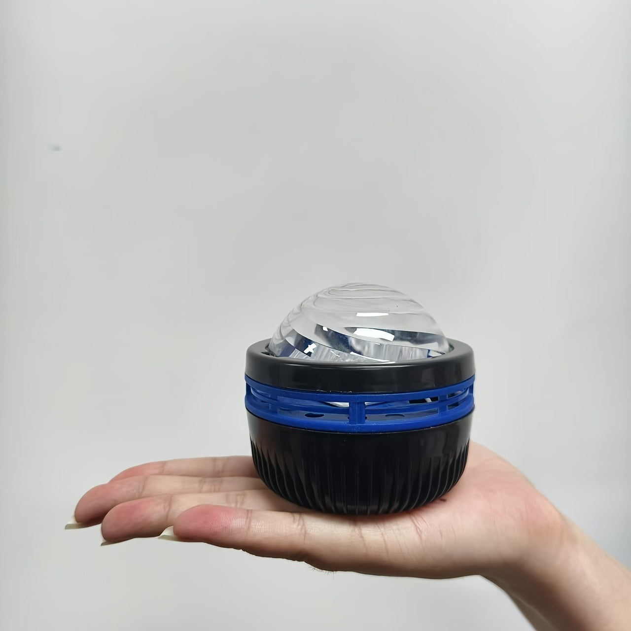 USB quvvatlangan proyeksiya lampasi zamonaviy uslubda, sozlanadigan yoritish va bir nechta rang variantlari bilan. Turli xonalar va tadbirlar uchun ideal.