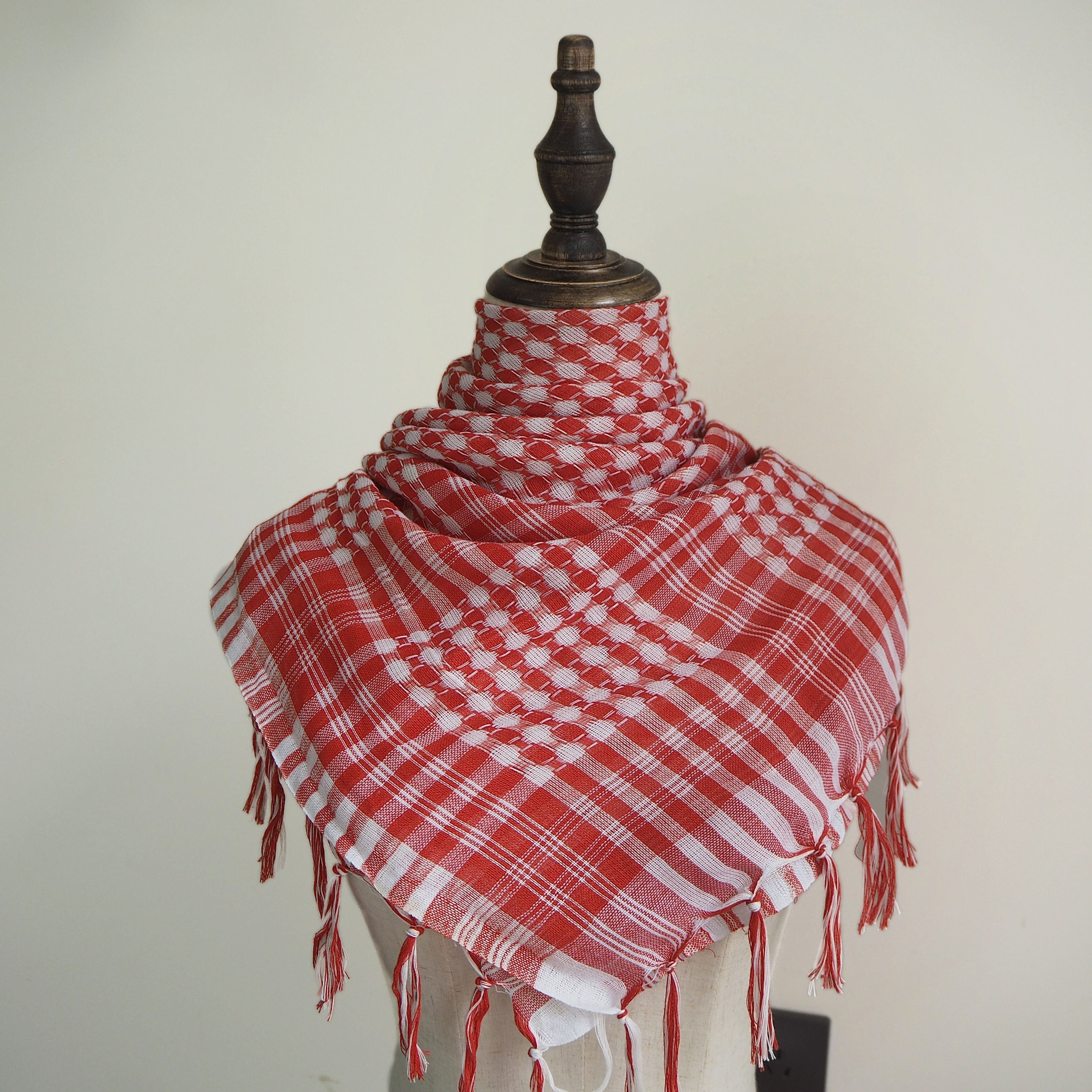 Qora va oq tekislangan polyester hijab sharf, tassellar bilan, shamolga chidamli, quyoshdan himoyalovchi shalvar, ochiq havoda faoliyat uchun