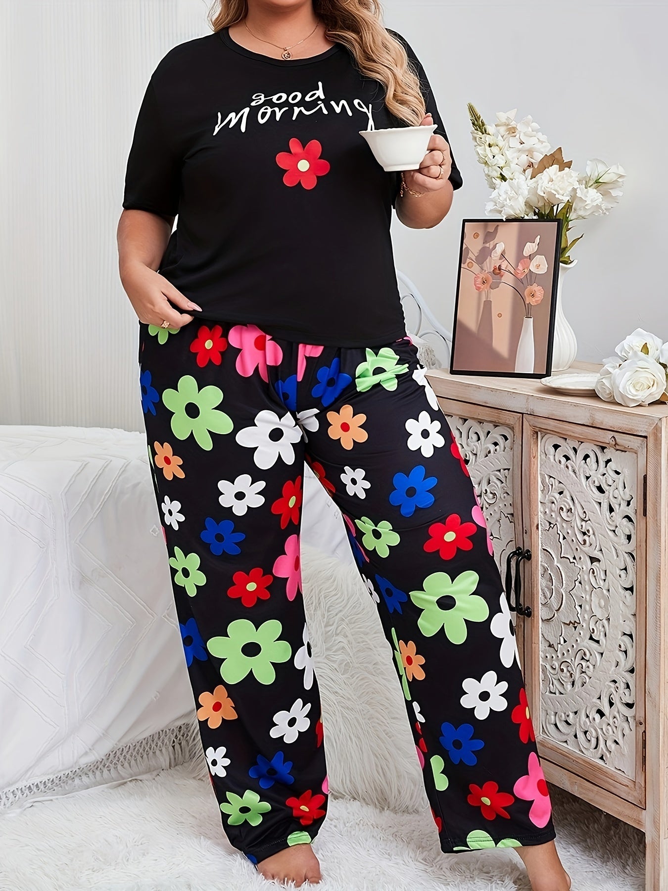 Ayollar uchun kattaroq o'lchamdagi gul naqshli pijama to'plami, qisqa qo'lli ko'ylaklar va shimlar, dam olish uchun