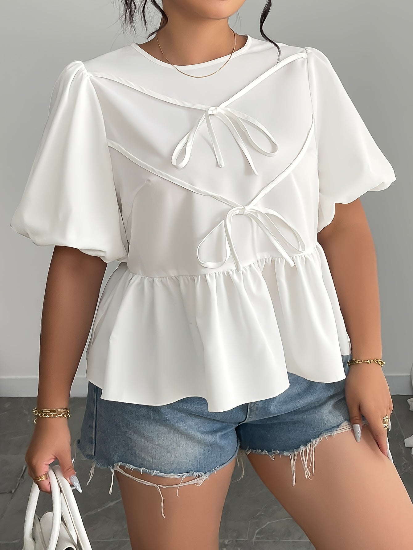 Plus o'lcham ayollar uchun kundalik bluzka, rufflesli etak, bog'lamli old qism, chiroyli shamlarga ega, bir xil rang