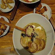 Qo'l bilan tayyorlangan yog'och sho'rva qoshig'i/qoshig'i uzun bambuk tutqichi bilan - oziq-ovqat bilan aloqa uchun oshxona asbobi - issiq potni suzish va xizmat ko'rsatish uchun ideal