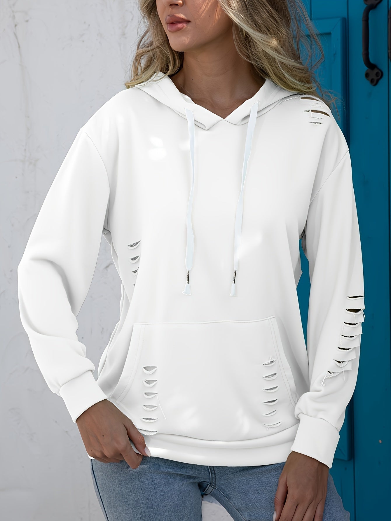 Ayollar uchun qizil yirtilgan hoodie pullover, kangaroo cho‘ntagi, uzun qo‘llar