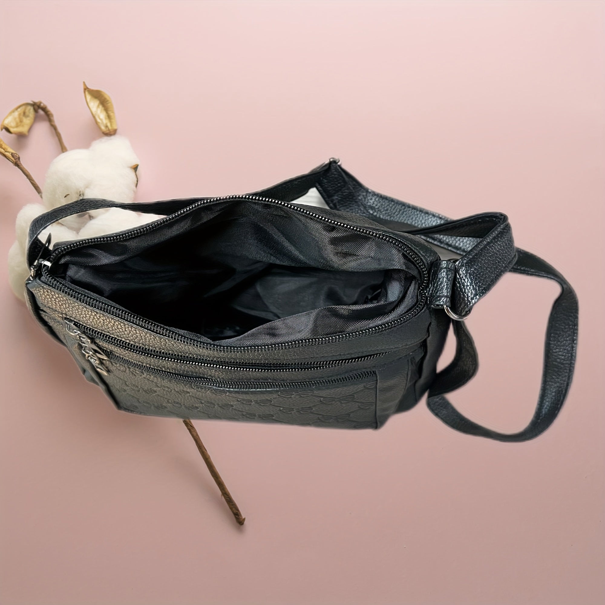 Черная сумка через плечо из искусственной кожи с тиснением цветочного узора и бантом