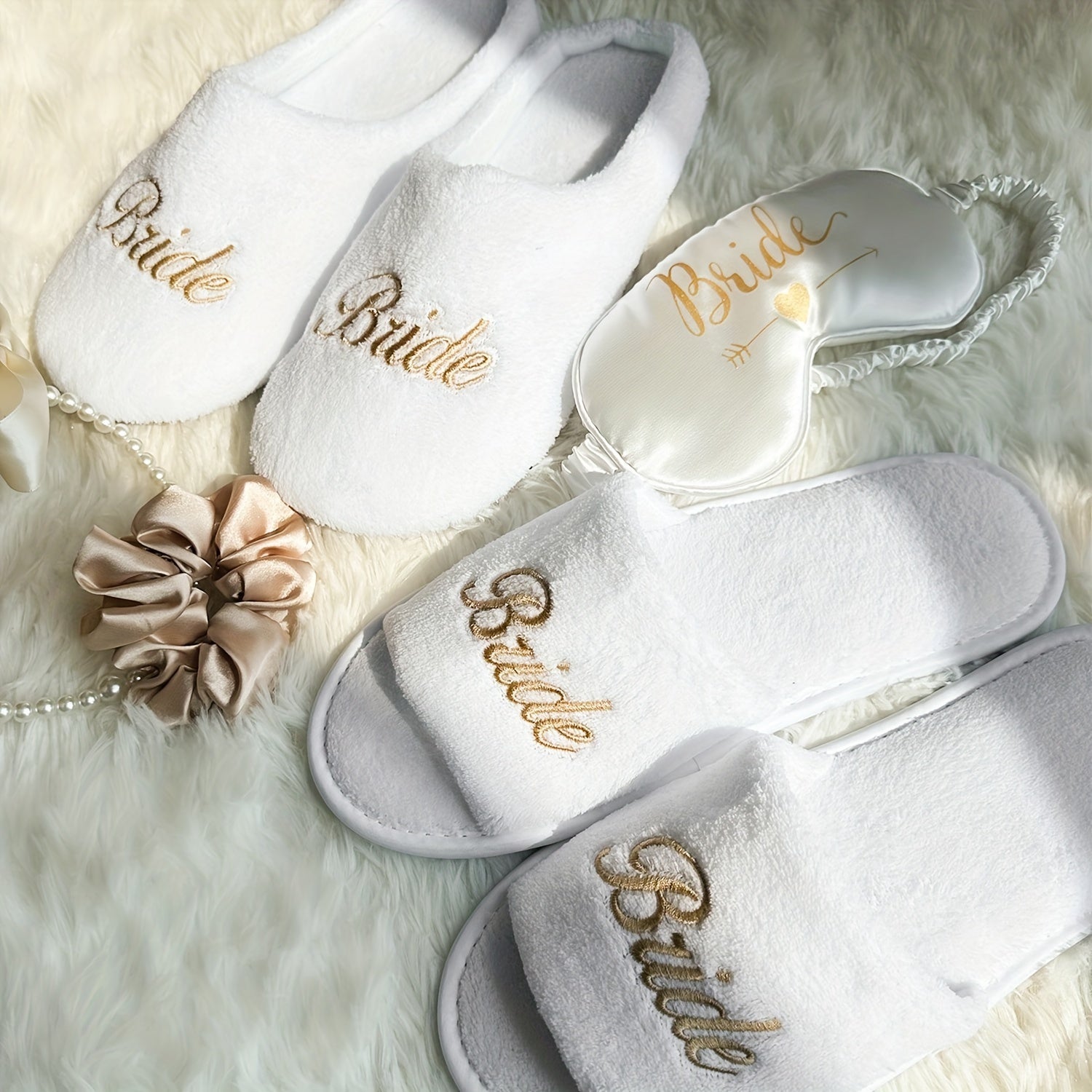 Ayollar uchun oq mo'rt va shilimshiqlik bilan bezatilgan to'yli va oltin harflar bilan yozilgan uy poyabzali