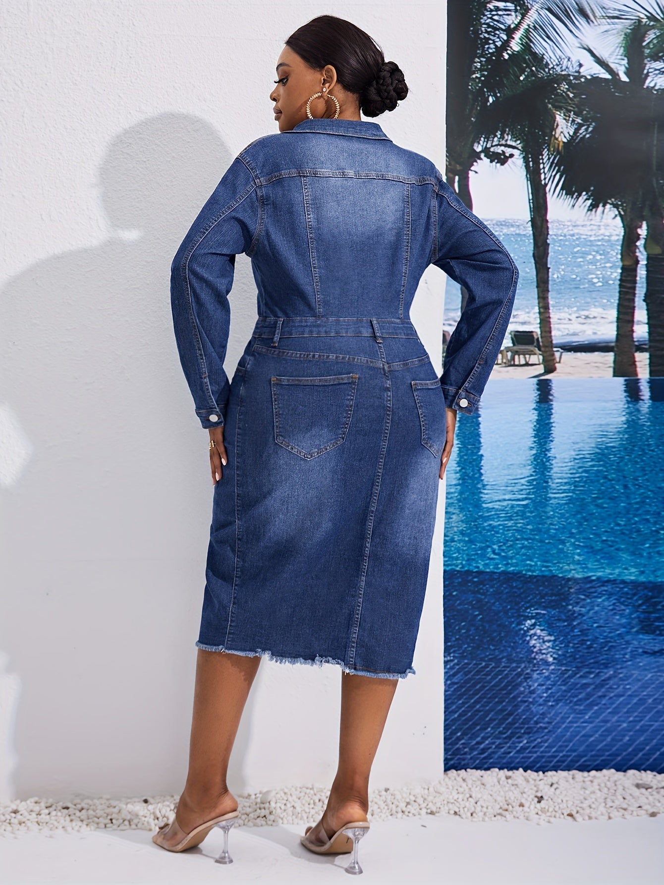 Kiki Angel plus-size denim midi ko'ylakni tugmachali old qismi, yaka yelkalari va qirralari yirtilgan dizayni bilan taklif etadi. Paxta aralashmasidan tayyorlangan, bu bir rangli tunika tasodifiy uslub uchun mukammaldir.