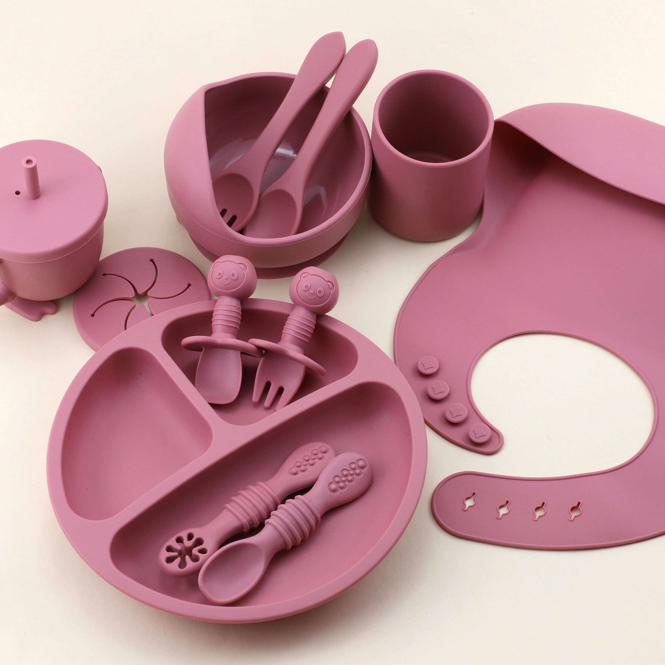 Набор для кормления детей из 12 силиконовых предметов с присоской, разделочной тарелкой, ложкой, вилкой, поильником и нагрудником для самостоятельного кормления