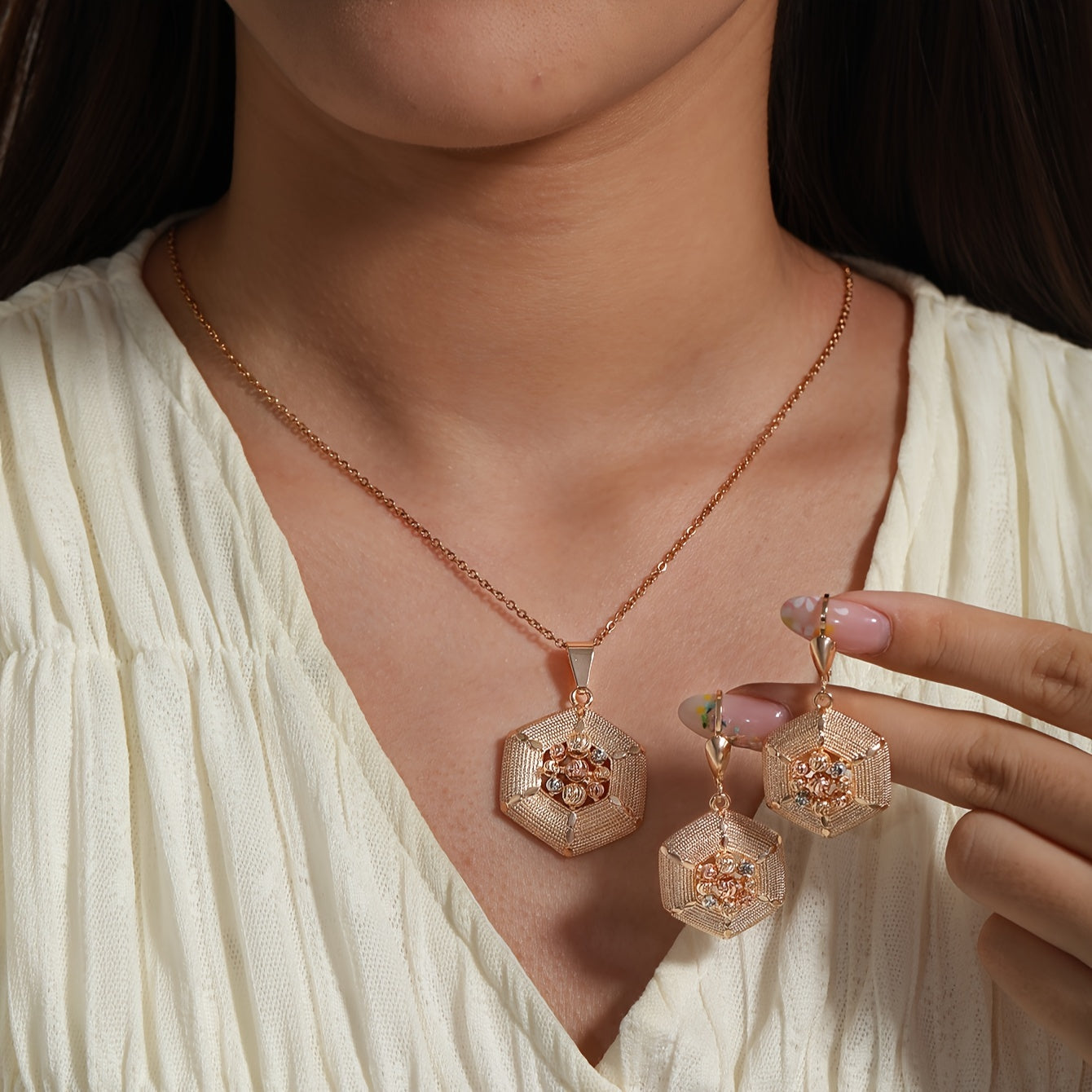 XUPING JEWELRY tomonidan Vintage Tribal Style Jewelry Set - 18K oltin bilan qoplangan misdan tayyorlangan taqinchoq va sirg‘a bilan to‘plam, ayollar uchun ideal. Har kuni kiyish uchun, maxsus tadbirlarda va minnatdorchilik kuni sovg‘asi sifatida ajoyib.