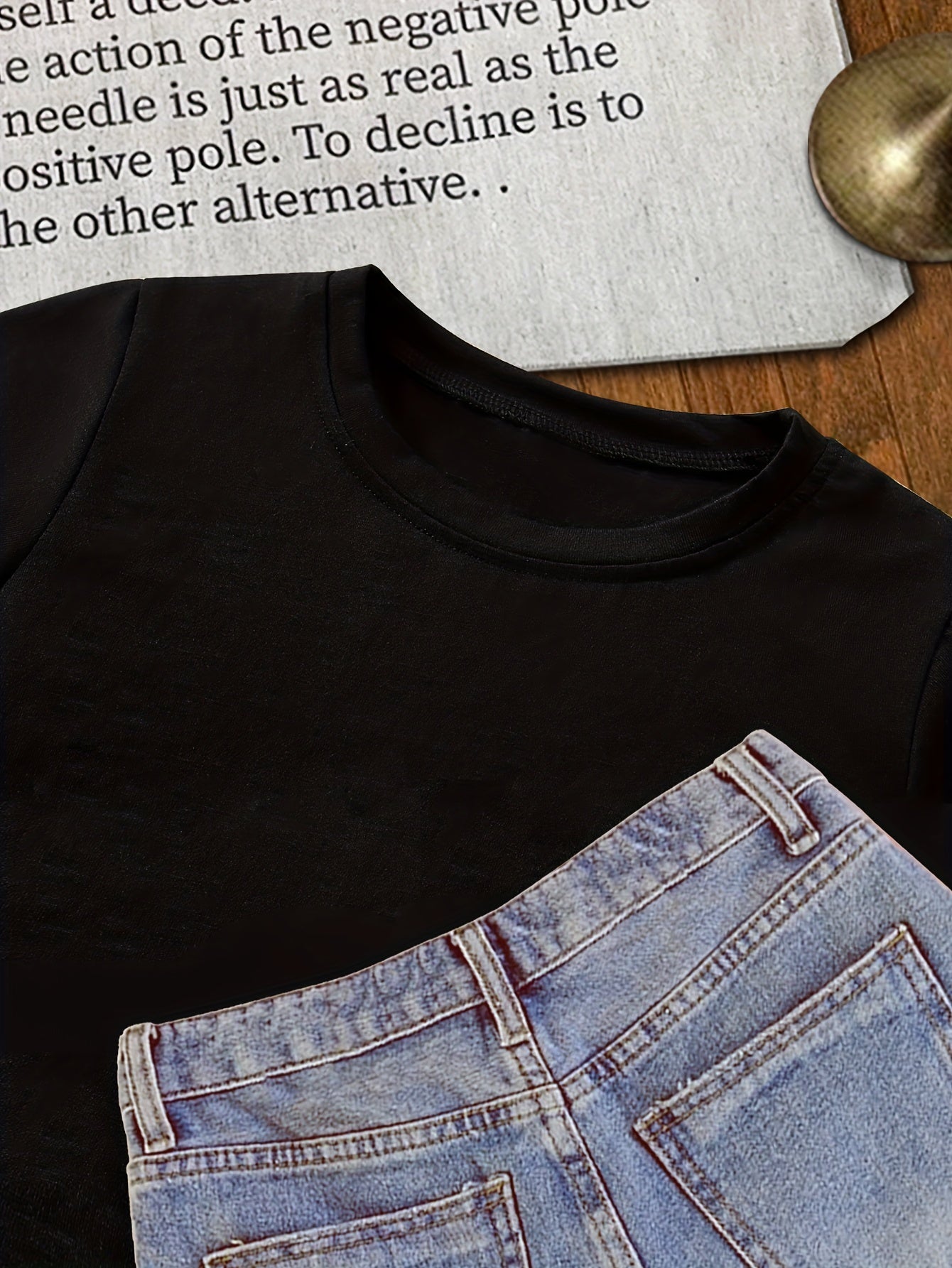 Qizlar uchun zamonaviy mushuk grafik futbolkasi, qulay polyester aralashmasidan tayyorlangan. Tashqi o'yinlar va tasodifiy kiyimlar uchun ideal, 8-14 yoshdagi bolalar uchun mos.