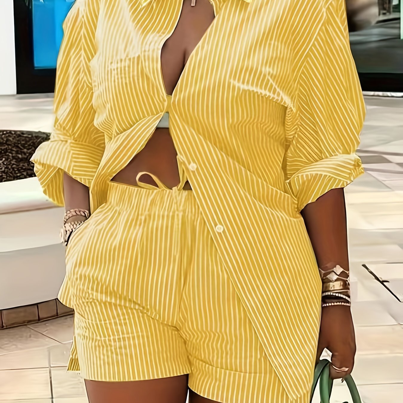 Pushti chiziqli ikki qismli to'plam, uzun qo'lqopli tugmachali ko'ylak va elastik belga ega shortlar bilan. Cho'zilmaydigan polyesterdan tayyorlangan va mashinada yuvish mumkin. Norasmiy foydalanish uchun ideal.