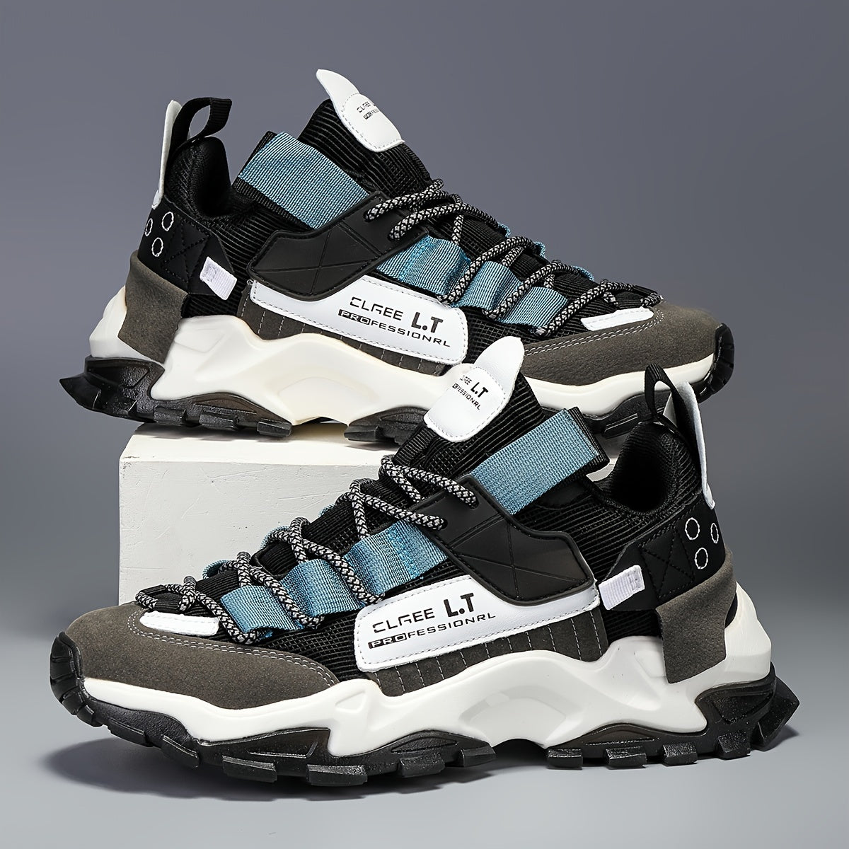 Erkaklar uchun geometrik/harf print dizayni bilan yugurish krossovkalari, barcha mavsumlar uchun nafas oladigan va qulay. Tashqi va tasodifiy faoliyatlar uchun shoelace yopilishi mavjud.