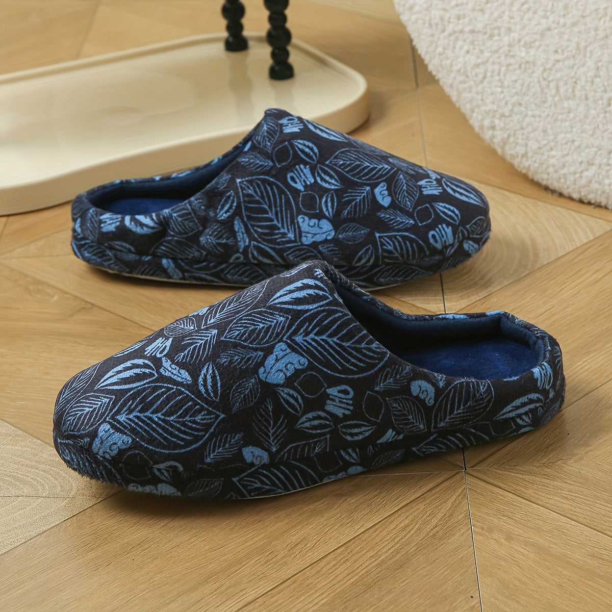 Juftliklar uchun qulay gullar naqshidagi uy poyabzallari, kuz/qish norasmiy kiyimlar uchun mukammal, yumshoq mato astar va TPR taglik bilan. Ichki poyabzal uchun ideal.