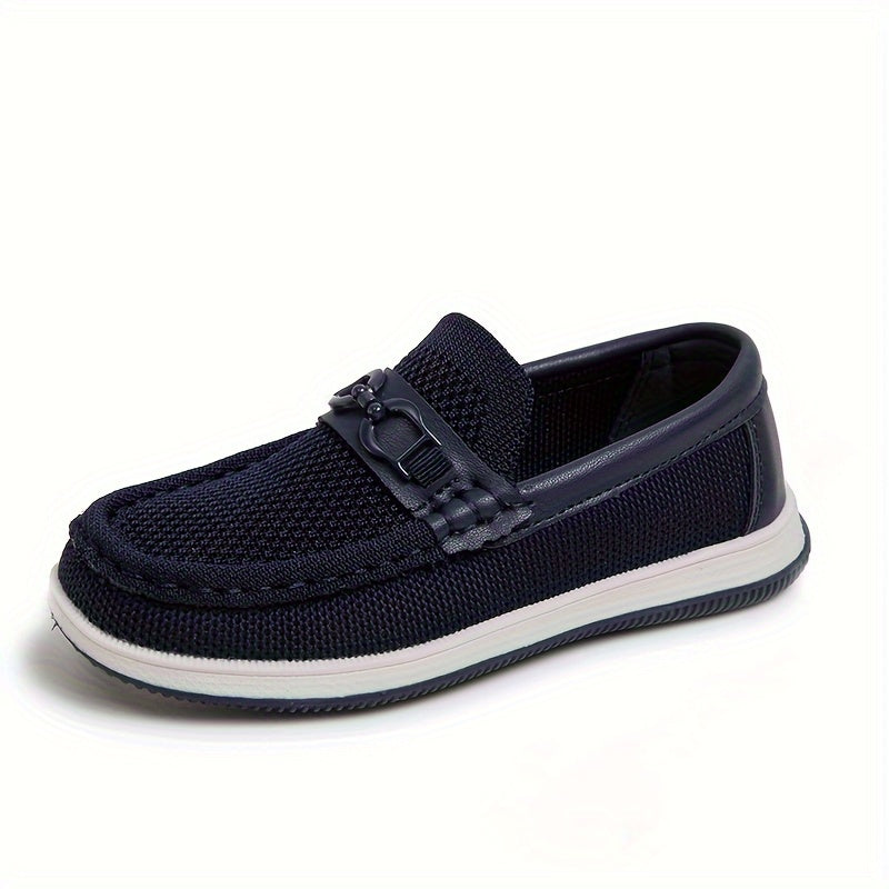 Erkaklar uchun slip-on loafers nafas oladigan mato, engil dizayn, dumaloq barmoq, past yuqori, TPR taglik bilan ajralib turadi. Kundalik va biznes kiyimlari uchun mos bo'lib, minimalist uslubda har kuni qulaylik ta'minlaydi.