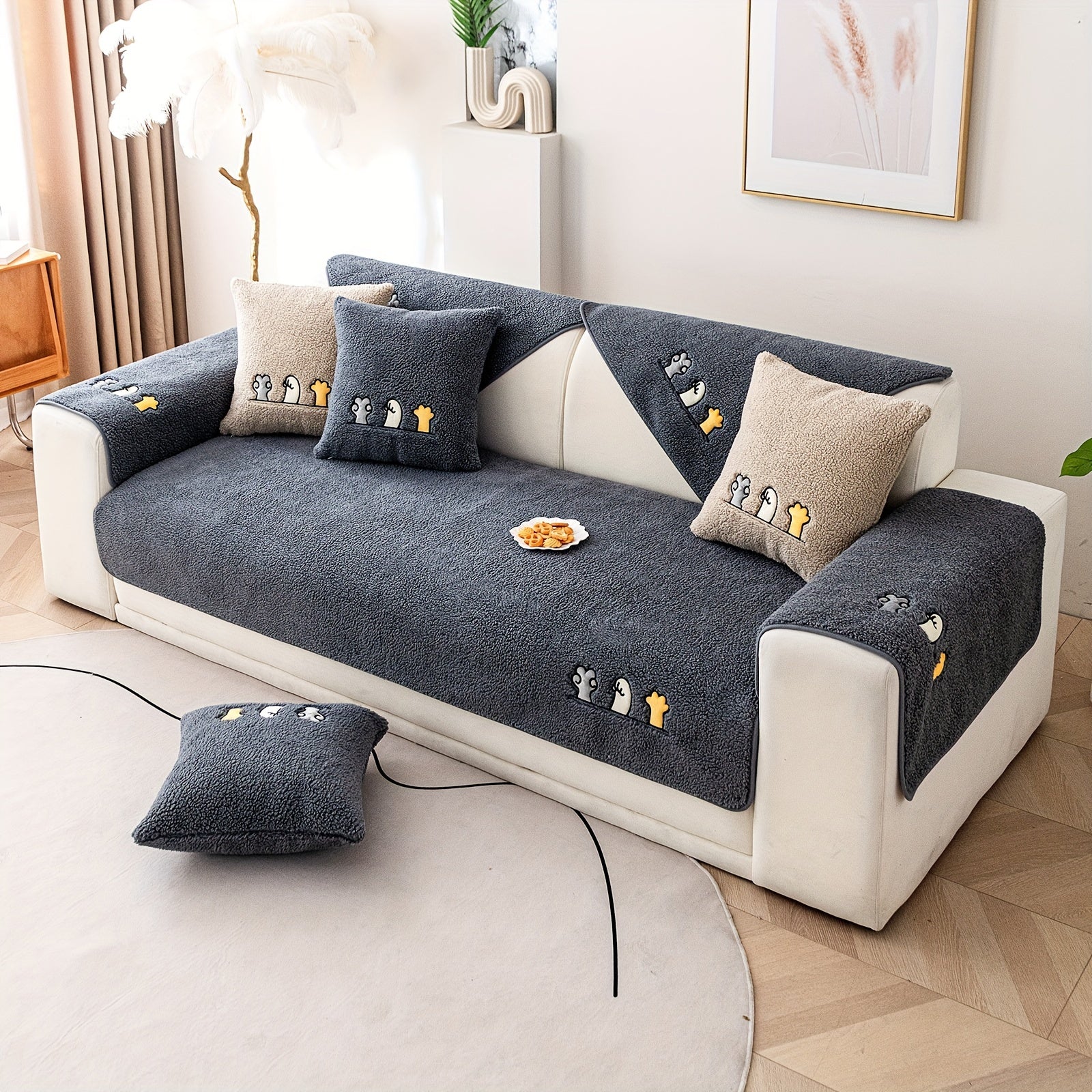 Софа с чехлом из шерпы, дружелюбным к домашним животным и нескользящим защитным покрытием для домашнего декора.