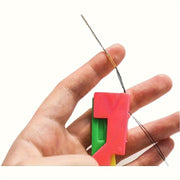 Простой инструмент, который помогает пожилым людям и людям с нарушениями зрения легко заправлять швейные иглы - изготовлен из прочного пластика в нескольких цветах.