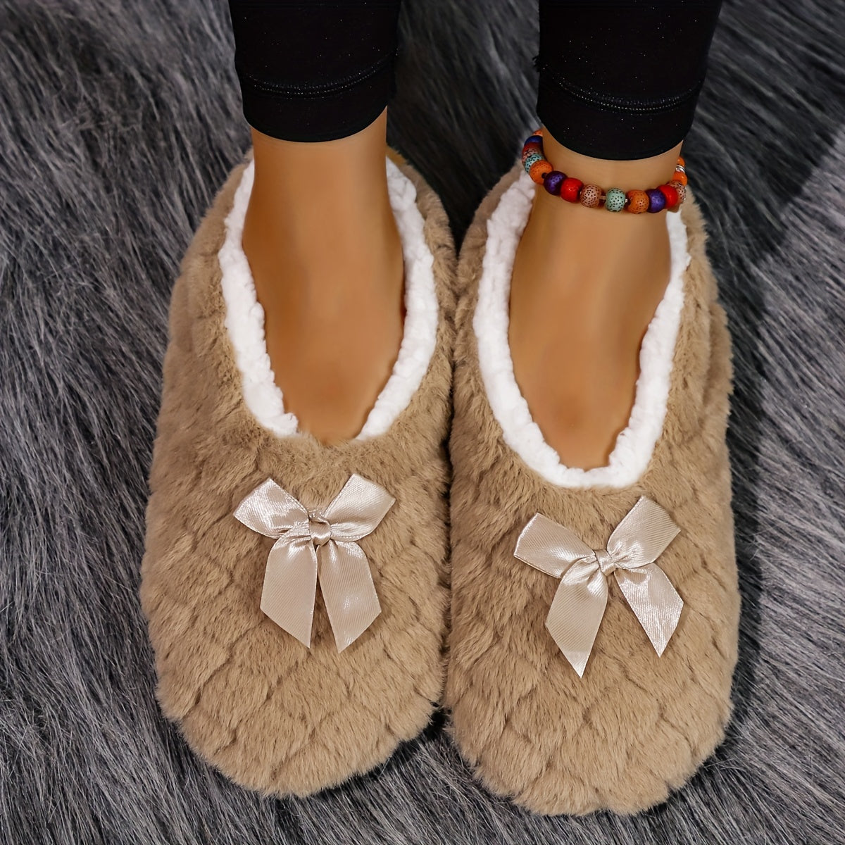 Ayollar uchun plüsh rombli bosimli qishda chanoq bilan bog'langan ayollar uchun shippaklar, gulchambar bilan, yopishqoqsiz tagi, pushti