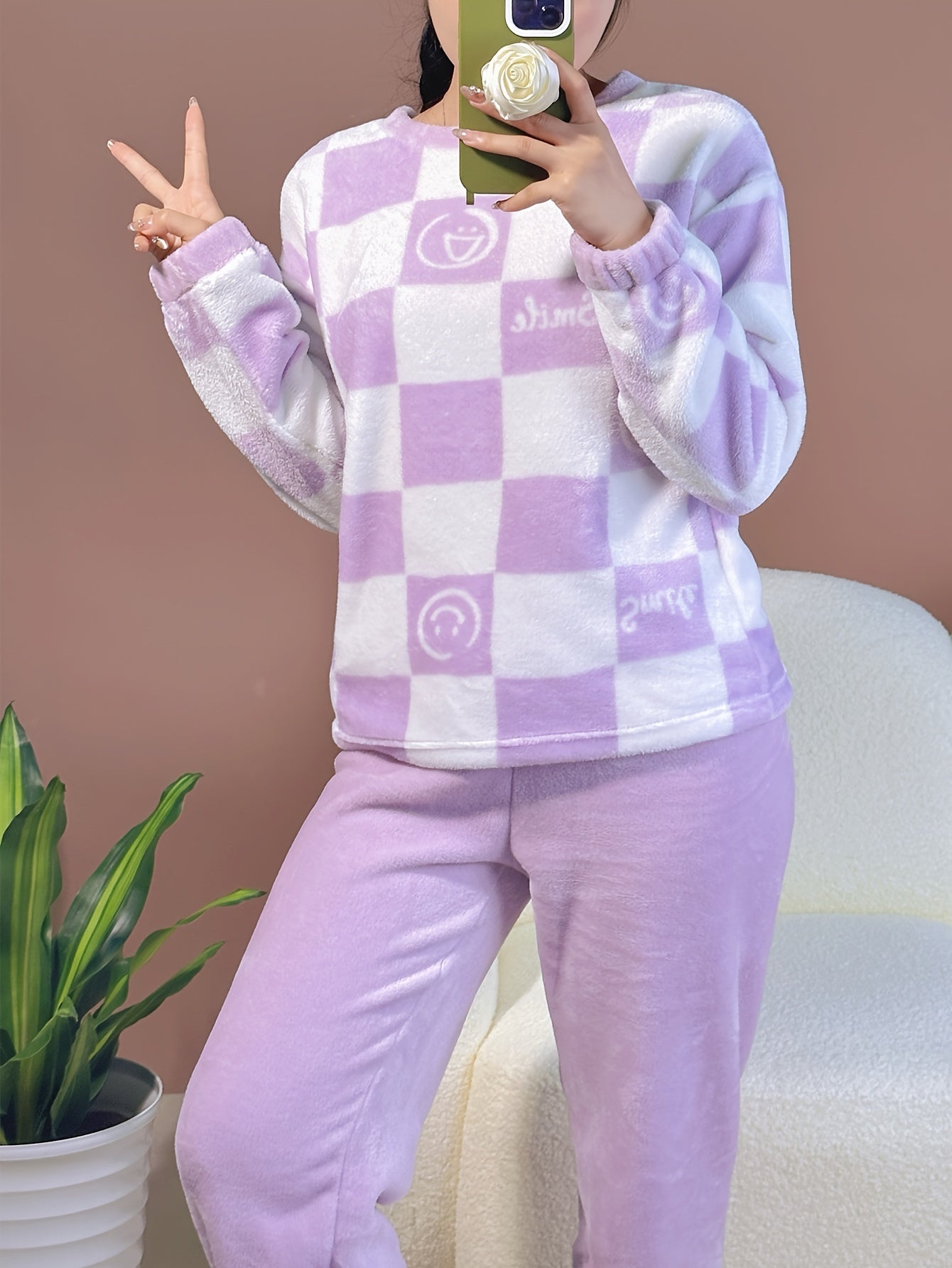 Ayollar uchun uzun yengli, dumaloq bo'yin, kvadrat naqshli va gullar dizayniga ega bo'lgan Sevgililar kuni loungewear to'plami.