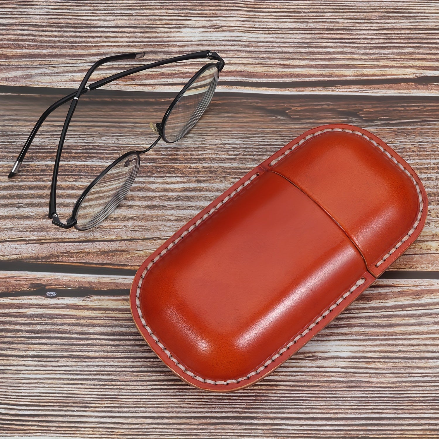 Yuqori sifatli, zamonaviy ko'rinishdagi sun'iy charm ko'zoynak qutisi, ko'zoynaklaringizni himoya qilish va saqlash uchun retro ilhomlangan dizayn.