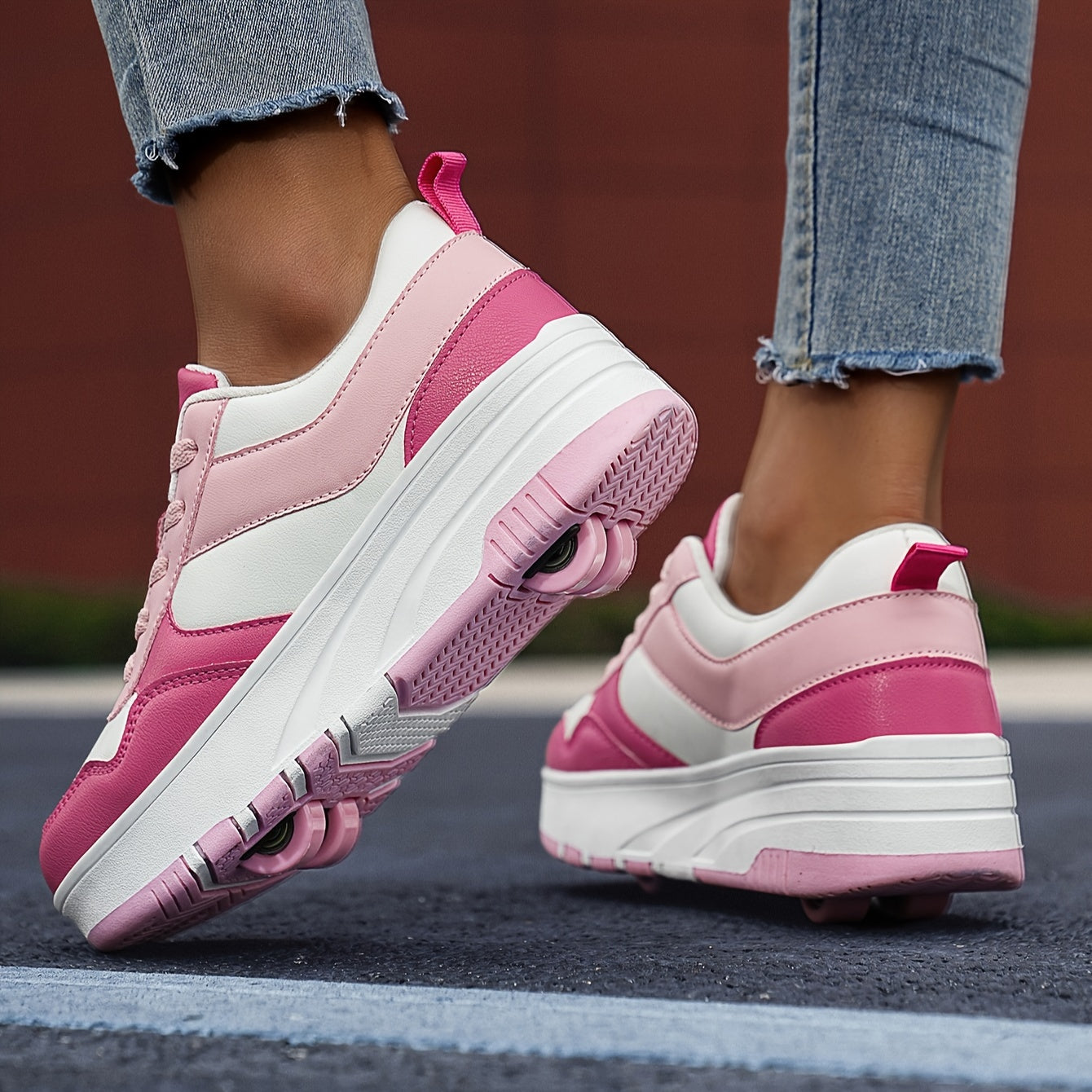 Qizlar uchun klassik qora va oq rolikli konkilar, ajratiladigan g'ildiraklar va nafas oladigan dizayn bilan. Tashqi faoliyatlar va skeytbord uchun mos, yuqori ko'cha uslubi bilan. Shuningdek, quyidagilar sifatida ham kiyilishi mumkin.