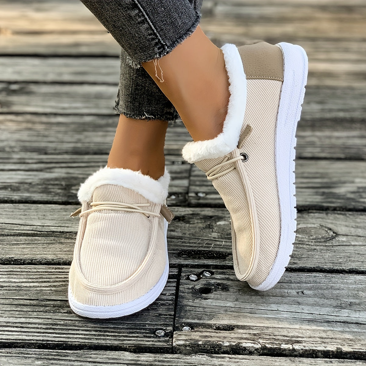 Ayollar uchun bej rangli slip-on mokasinlar, mo'ynali chetlar bilan, kundalik tekis poyabzal