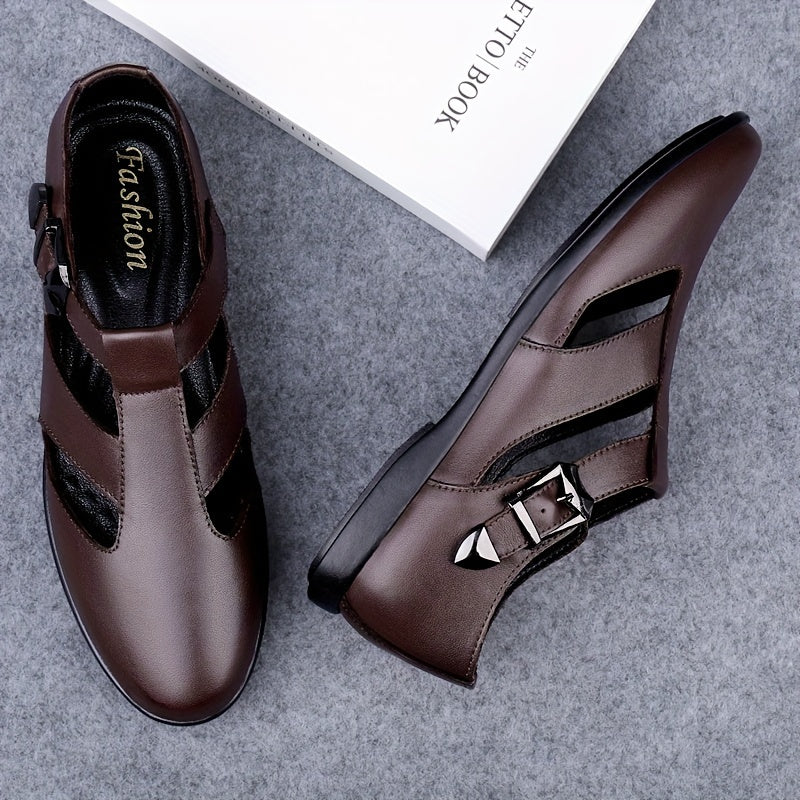 Erkaklar uchun nafas oladigan kesilgan sandallar, moslashtiriladigan tasmali qopqoq va yumshoq taglik bilan qulaylik uchun, qora rangda tasodifiy yozgi/kuzgi kiyimlar uchun mukammal.