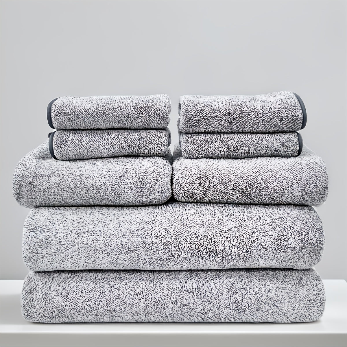 8 dona polyester chiziqli sochiq to'plami, 4 ta yuvish sochiqlari, 2 ta qo'l sochiqlari va 2 ta hammom sochiqlari. Suvni yaxshi so'radigan, tez quriydigan va hammomda foydalanish uchun ideal.